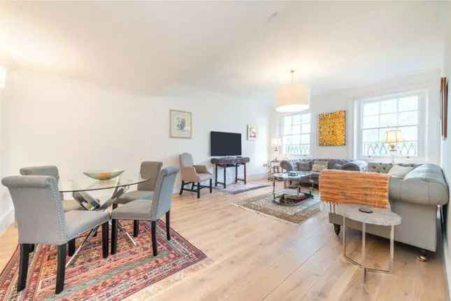 Flat to rent in Gloucester Square, Hyde Park, London W2