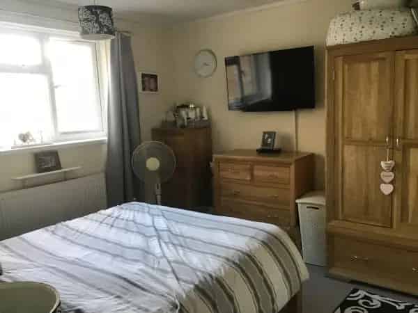2 Bed House Near Town Centre - Newly Refurbished