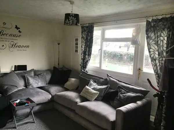 2 Bed House Near Town Center and Schools