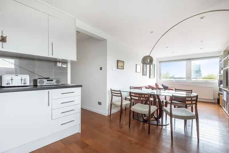 Modern 2-Bedroom Apartment with Concierge, Gym, Pool & Squash Court