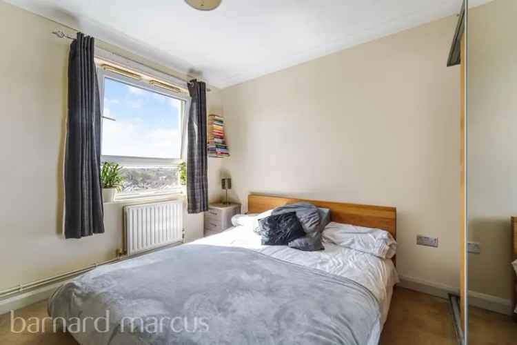 Modern 2-Bedroom Apartment with Resident Parking Near New Malden