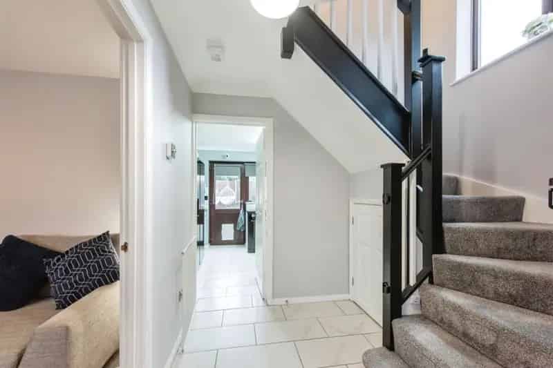 Four Bedroom Detached House with Ample Parking and Garage