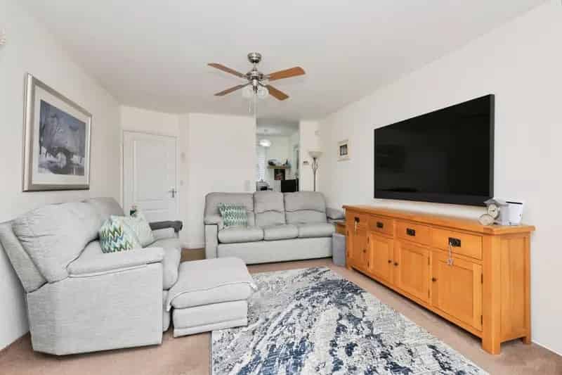 3-Bedroom End Terrace House with Garage and Garden