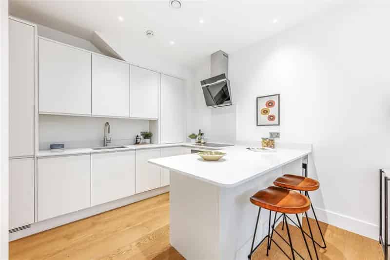 2 Bedroom Flat House to Rent in West London