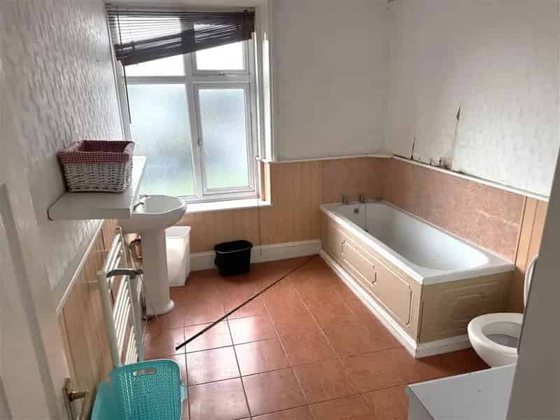 2 Bed Flat First Floor Popular Village Location Gas Central Heating