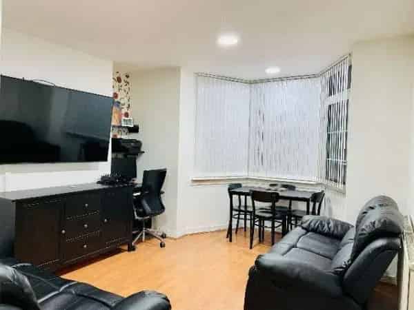 Two Bedroom Flat Near Uxbridge Road and Askew Road