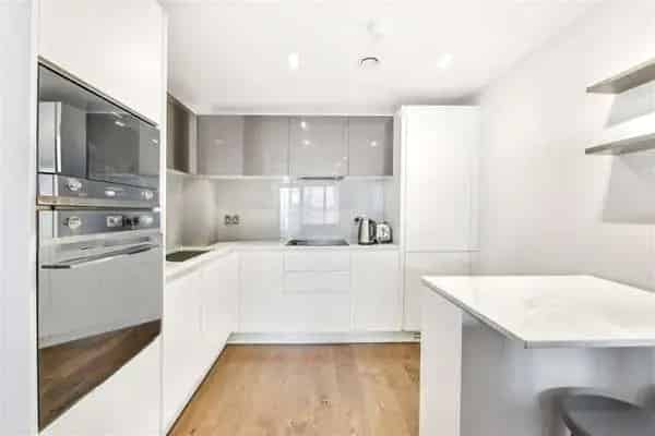 Stylish First Floor Apartment with Modern Amenities and Stunning London Views