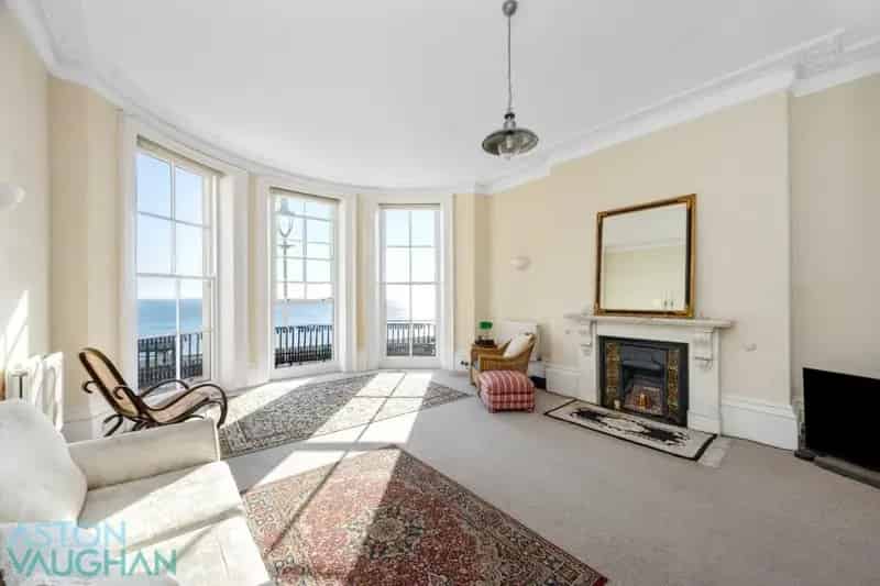 1 Bedroom Seafront Apartment Kemptown Grade II Listed Building