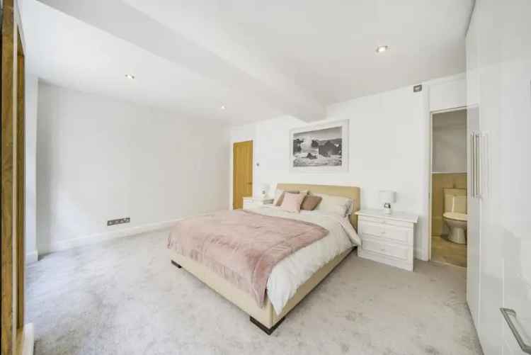 Flat For Sale in London, England