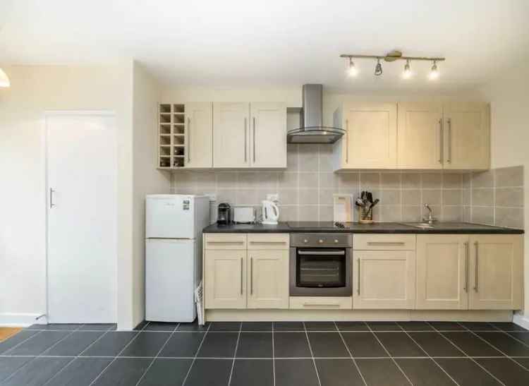 Spacious One Bedroom Apartment Kennington Near Elephant and Castle Station
