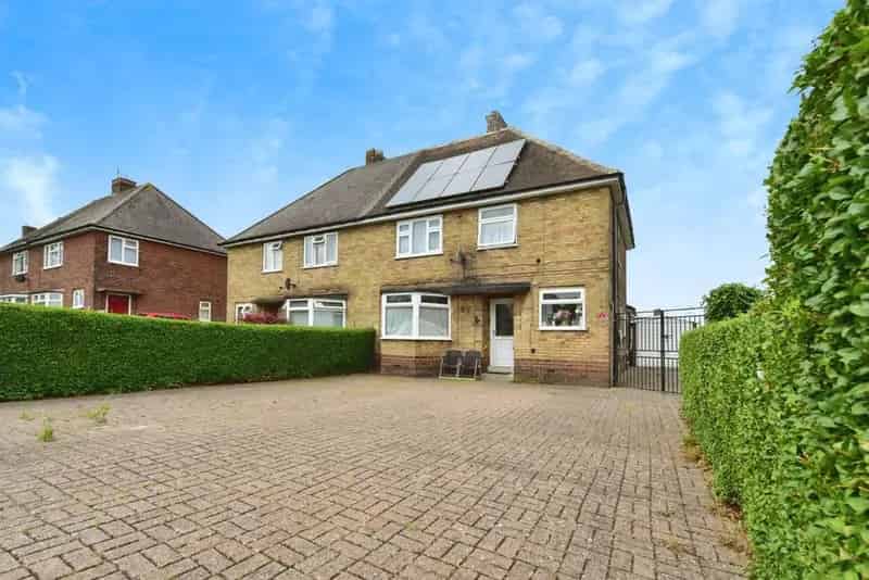 4 Bedroom Semi Detached House Chesterfield Derbyshire