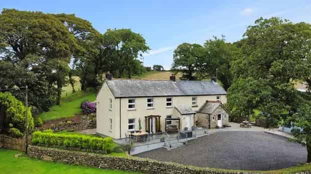 4 Bedroom Farmhouse to Rent Countryside Location