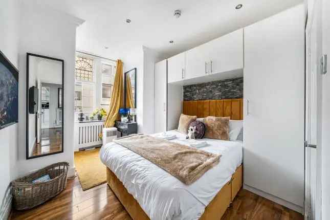 Flat to rent in Oxford Street, London W1C