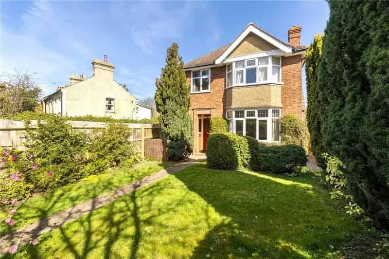 3 Bedroom Detached House To Rent
