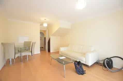 2 Bed Terraced House 69m2 London Family Home Near Shops Schools