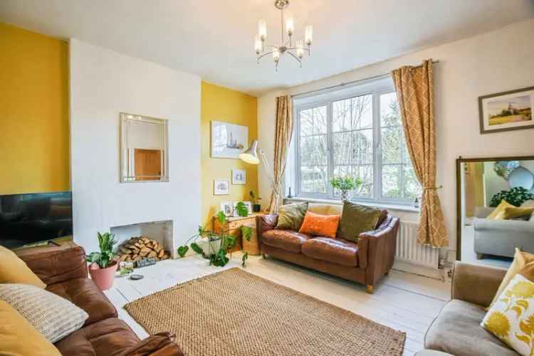 Spacious 3-Bedroom Split Level Apartment near Purley Station