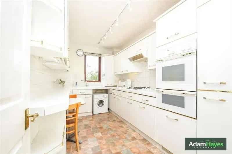 2 bed flat for sale