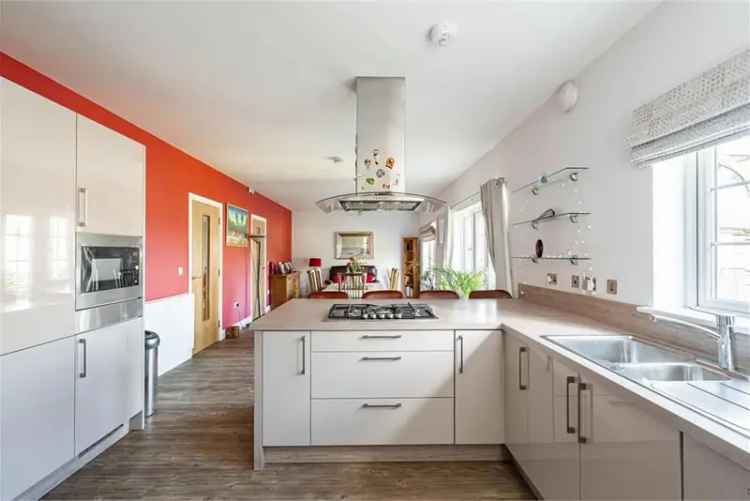 6 Bed House - Detached with 3 Reception Rooms