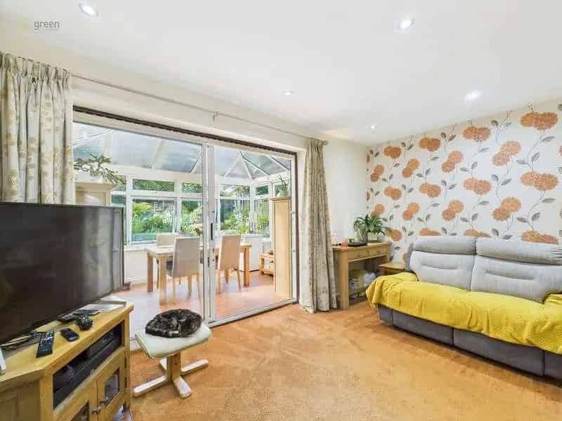 3 Bed Semi-Detached House For Sale Near Schools and Train Station