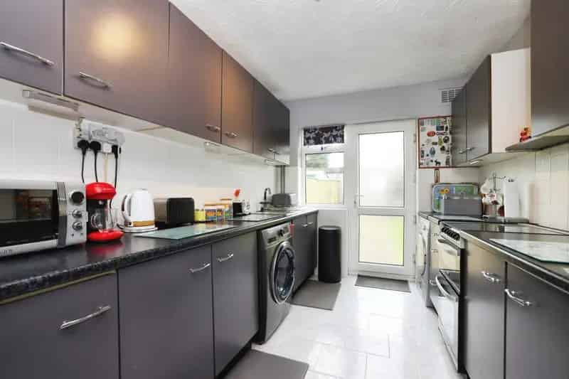 3 Bed End Terrace House with Large Garden