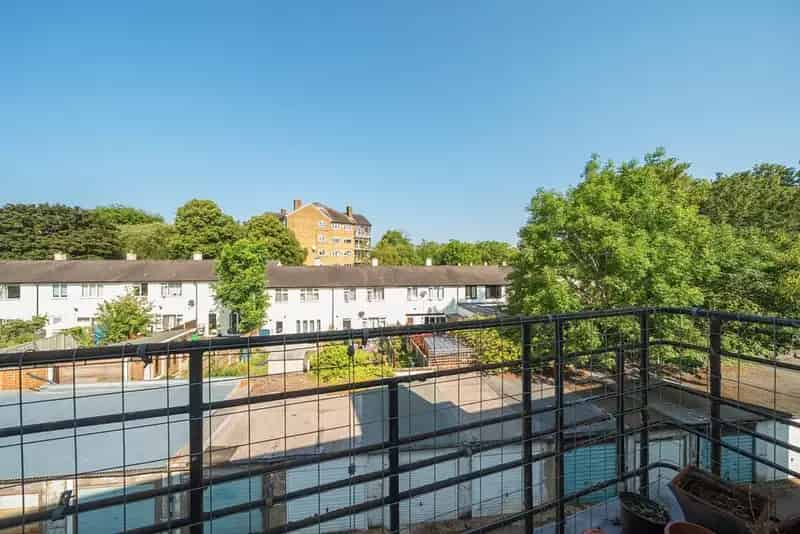 Bright 2-Bedroom Apartment with Balcony and Green Views