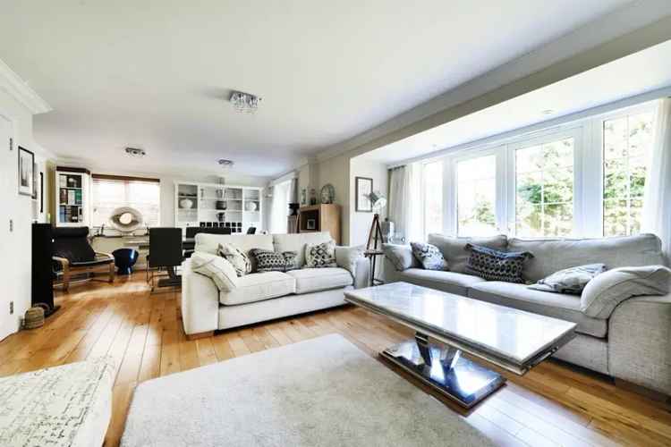 Five Bedroom Detached House Near Gordon Hill Station