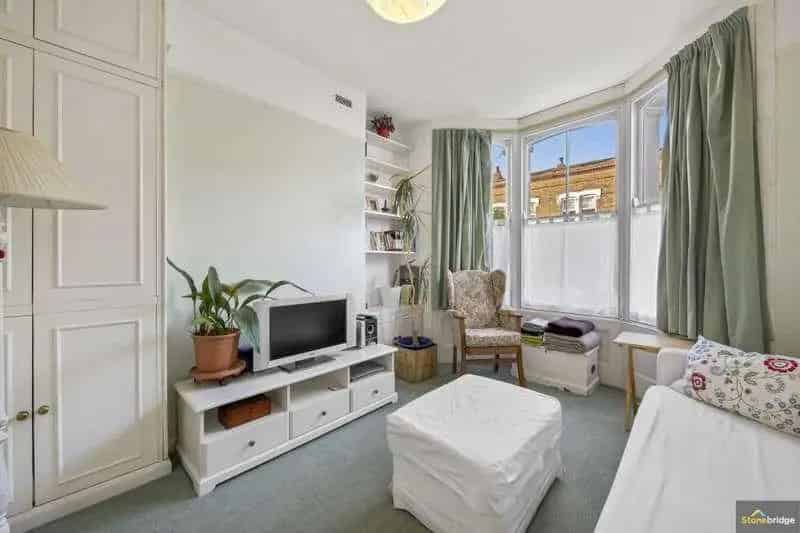 2 bed flat for sale