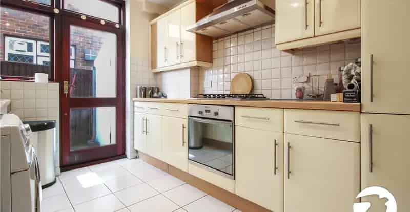 5 Bedroom House to Rent - Spacious Family Home Near Station