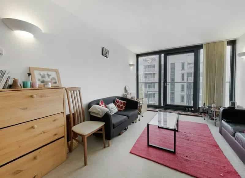 Stunning 1-Bed Flat with River Thames Views near Canary Wharf
