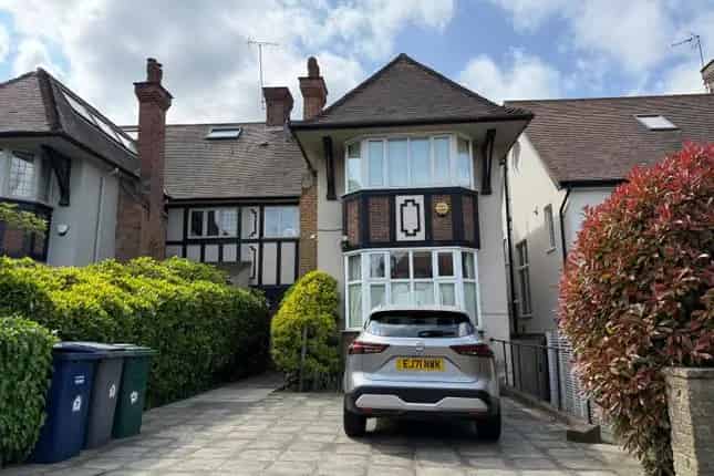 4 Bedroom Family House for Sale in Golders Green NW11