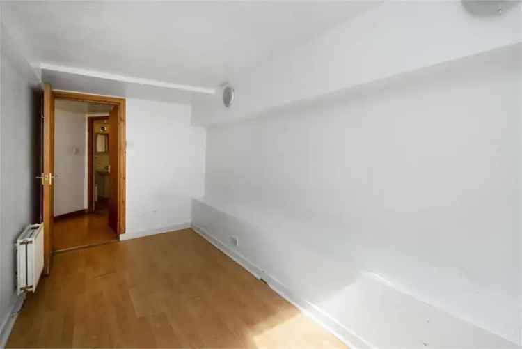 2 Bed Flat - Garden with 1 Reception Room