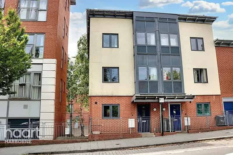 4 Bedroom End of Terrace House for Sale