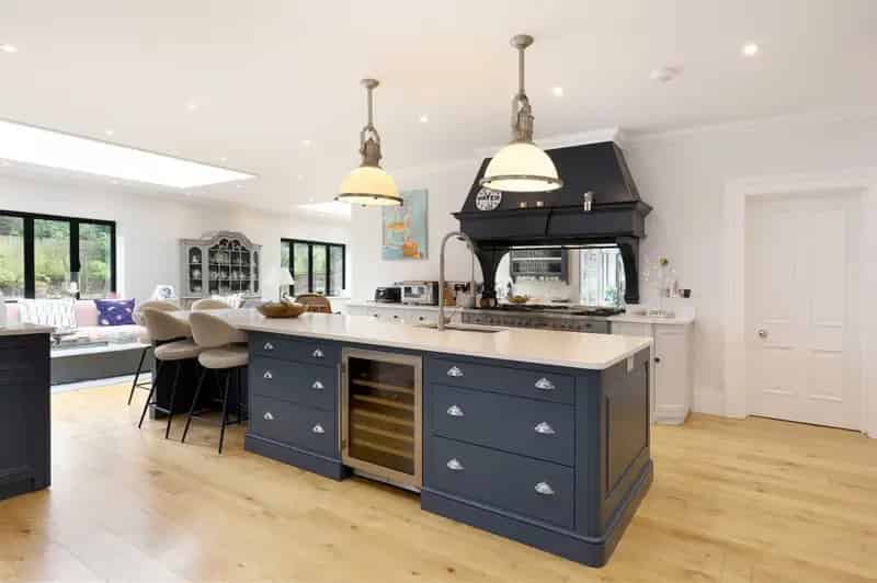 6 Bedroom Detached House for Sale