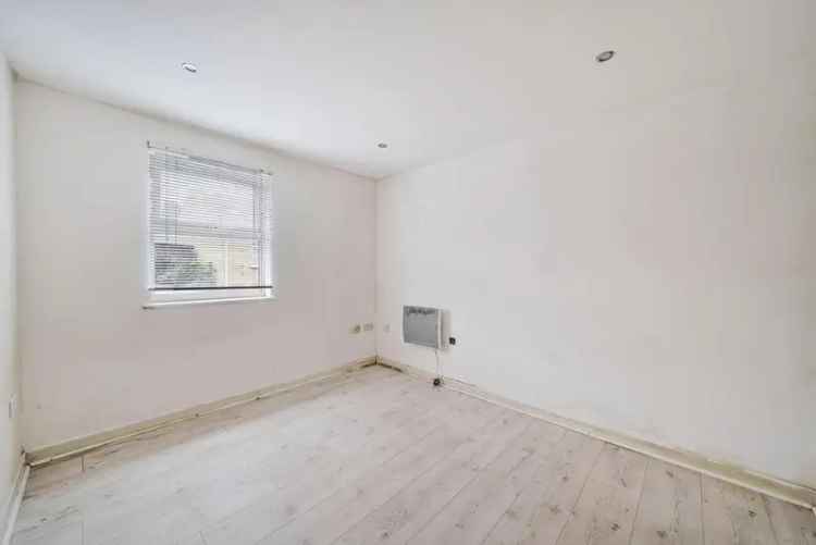 Flat For Sale in London, England