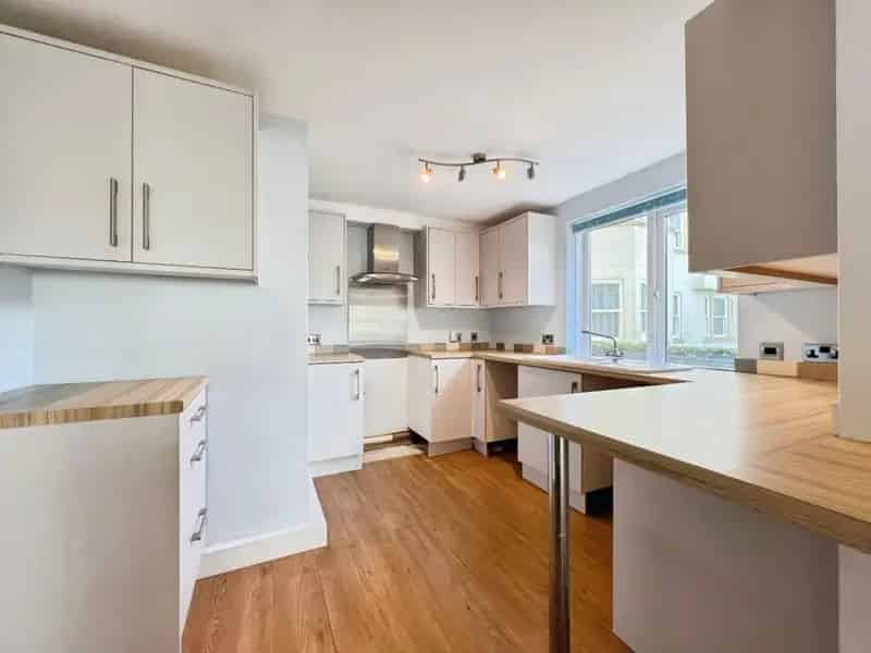 2 Bedroom Flat Folkestone Near Station