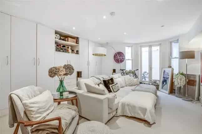 4 Bedroom Terraced House for Sale in Bramfield Road SW11