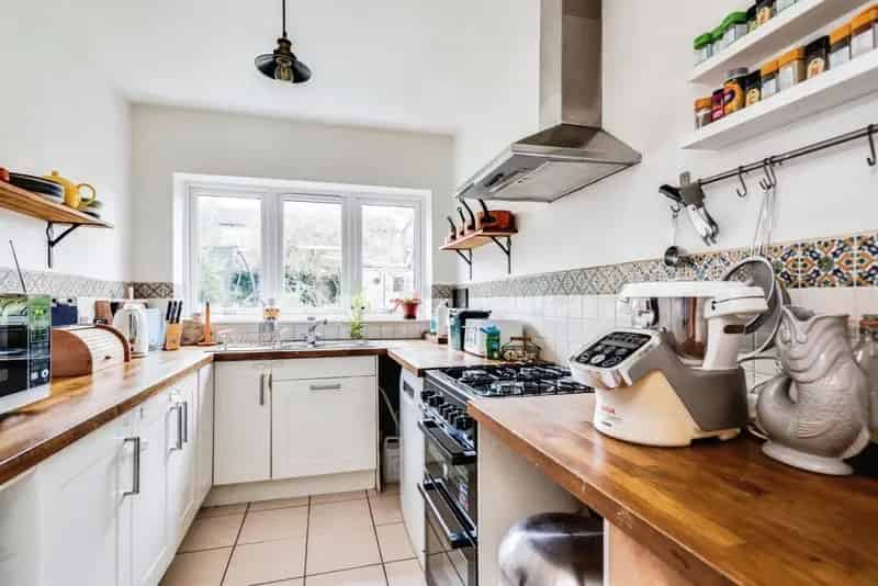 Three Bedroom End Terrace House Near Florence Park