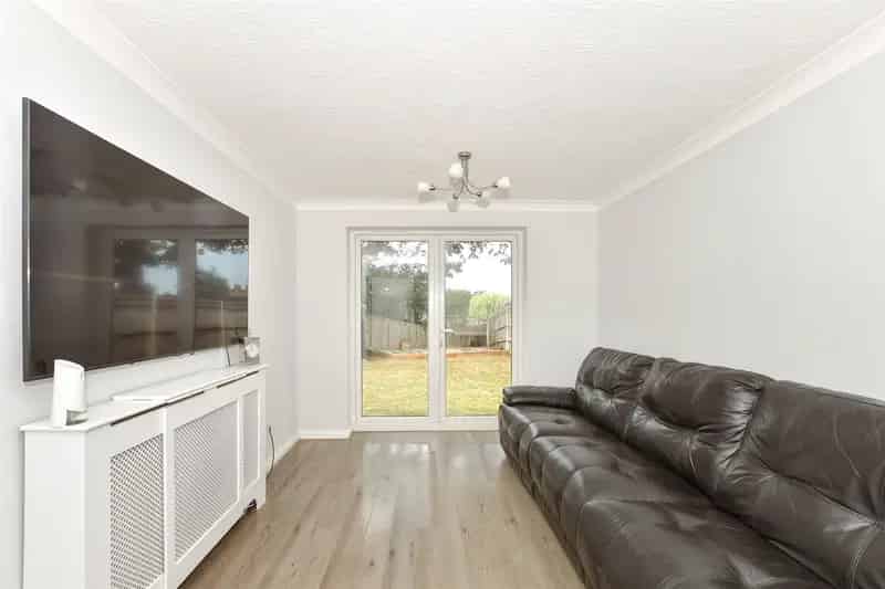 3 Bedroom Detached House For Sale Near Ifield Station