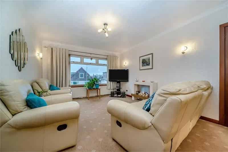 3 Bed Detached House with Garage and Garden