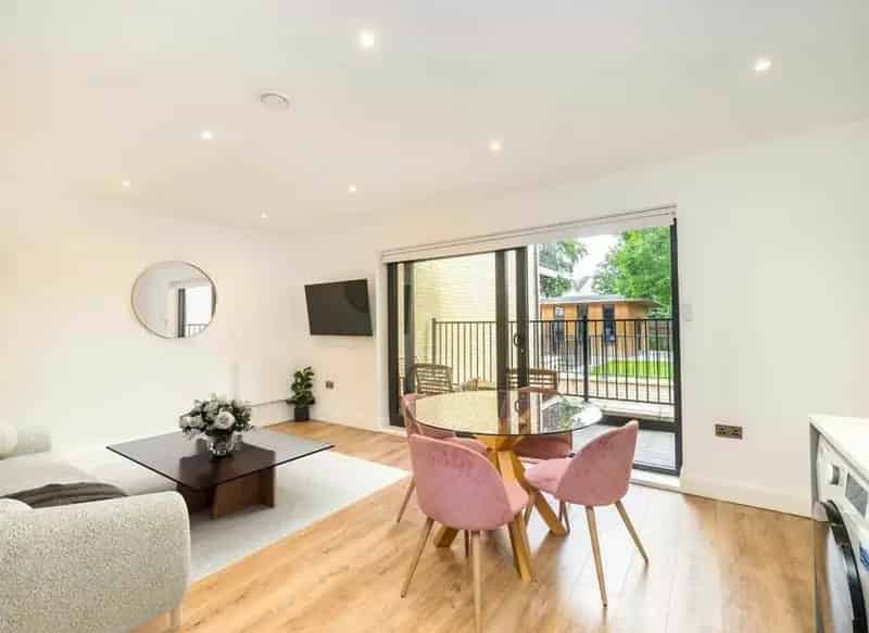 Luxury One Bedroom Apartment Near Acton Town and Ealing Common