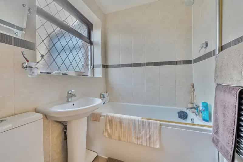 Spacious Family Home Near Cockfosters Tube Station