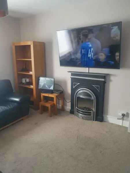 Semi Detached House Near Schools and Supermarkets