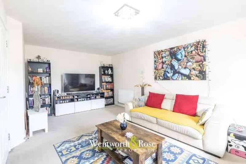 6 Bed Family Home for Sale - Multiple Bathrooms, Garage & Garden