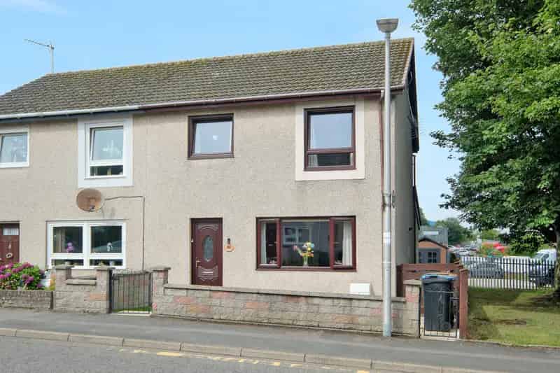 Spacious 3-Bed Semi-Detached Villa in Bridge of Don