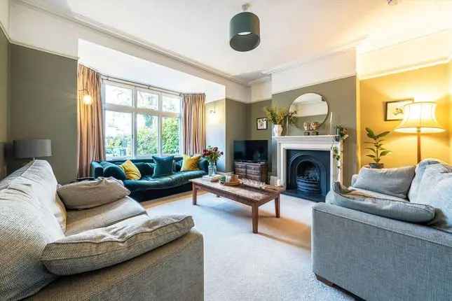 Semi-detached House for Sale in Surbiton KT6