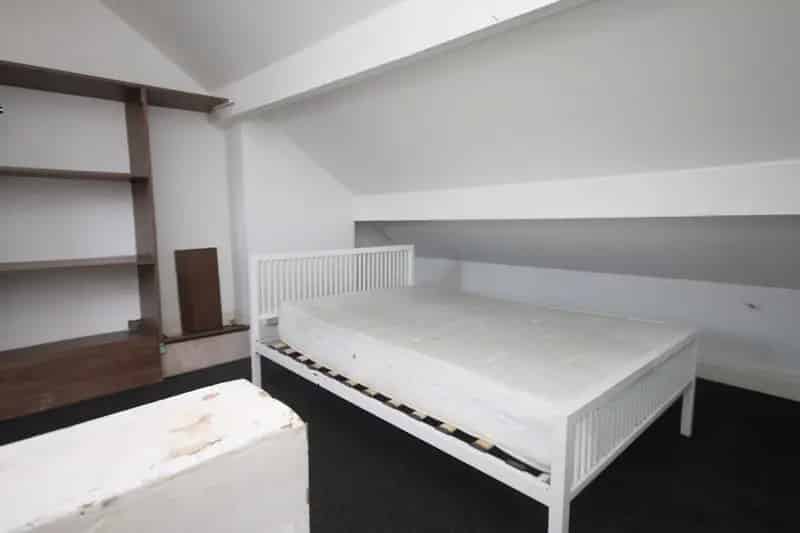 Spacious Double Room with Private Kitchen and Shower Room - Bills Included