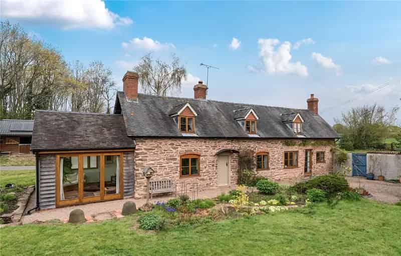 3 Bedroom Detached House with Stabling and Barn near Leominster