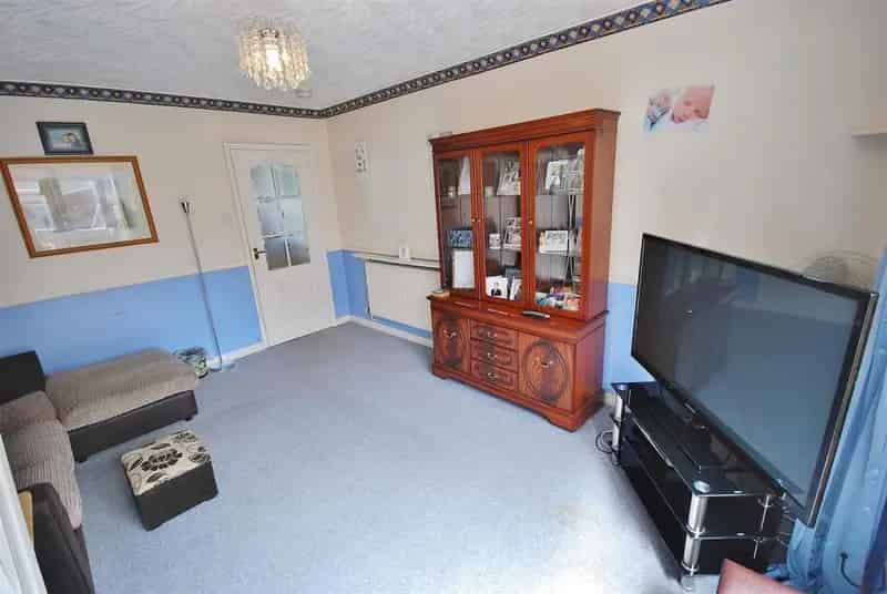 Two Bed Mid Terraced House Near Amenities and Schools