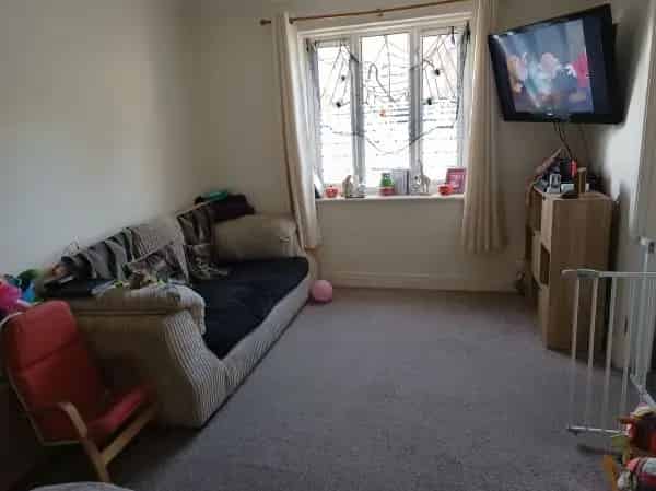 Spacious House with Wide Rooms and Off-Road Parking