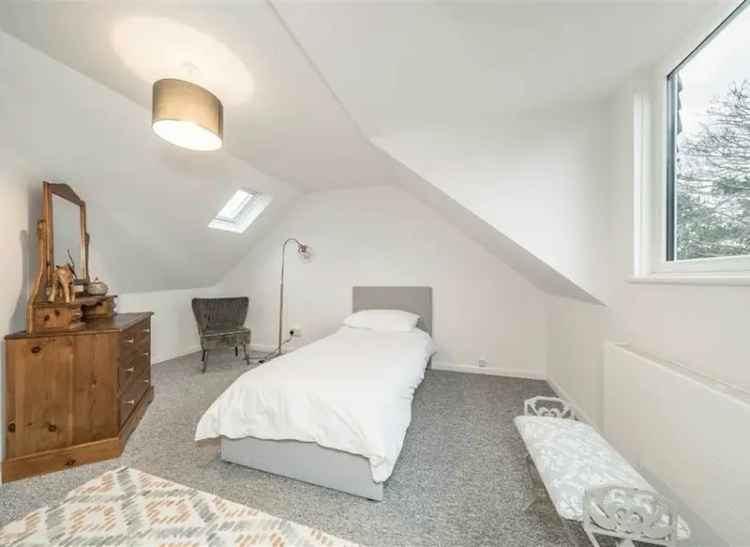 Spacious 3-Bedroom River Thames Apartment Near Teddington High Street